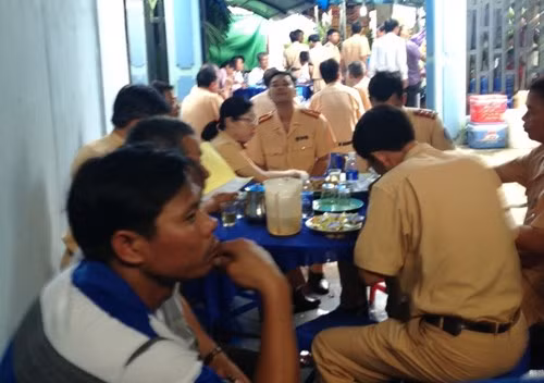 Bức ảnh hiếm hoi trong lễ tang thiếu tá Trần Ngọc Sơn Bức ảnh hiếm hoi trong lễ tang thiếu tá Trần Ngọc Sơn