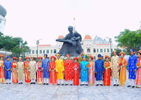 Được chụp ảnh dưới tượng đài Bác là niềm vinh dự lớn lao của thanh niên thành phố