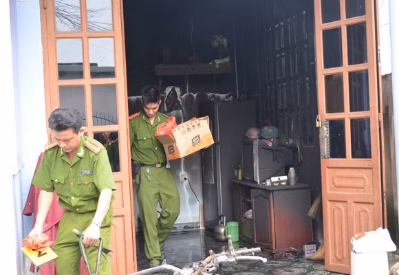 Toàn bộ vật dụng đắt giá trong nhà đều bị ngọn lửa gây hư hỏng nặng.