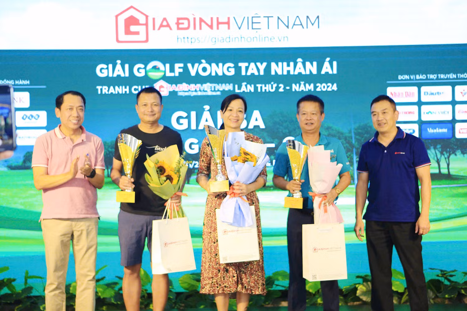 Nhà báo Lê Chí Kiên, Phó Tổng Biên tập Tạp chí Gia Đình Việt Nam (ngoài cùng bên phải) trao giải cho các Golfer đạt giải Ba