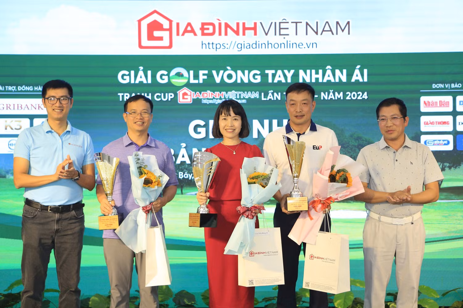 Ông Lưu Đình Phúc, Cục trưởng Cục Báo chí (ngoài cùng bên phải) trao giải Nhì chung cuộc cho các Golfer.