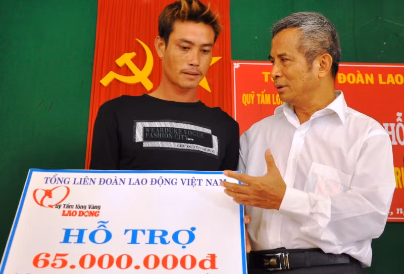Ông Đặng Ngọc Tùng trao quà cho ngư dân (ảnh Báo Quảng Ngãi) Ông Đặng Ngọc Tùng trao quà cho ngư dân (ảnh Báo Quảng Ngãi)