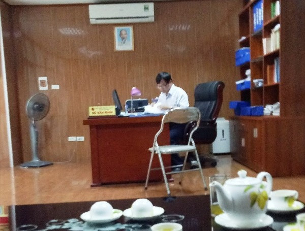 Ông Đỗ Văn Minh, Phó Cục trưởng Cục thuế tỉnh Bắc Giang đang tìm văn bản của Bộ, Sở Thông tin và Truyền thông để chứng minh cho lời nói của mình đúng đắn (ảnh Trực Ngôn) Ông Đỗ Văn Minh, Phó Cục trưởng Cục thuế tỉnh Bắc Giang đang tìm văn bản của Bộ, Sở Thông tin và Truyền thông để chứng minh cho lời nói của mình đúng đắn (ảnh Trực Ngôn)