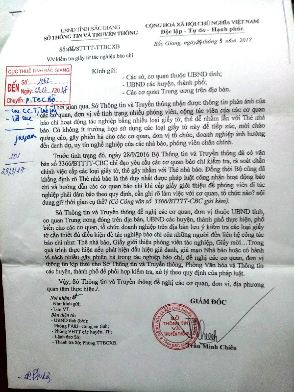 Sau khi đọc xong văn bản của Sở Thông tin và Truyền thông tỉnh Bắc Giang ông Đỗ Văn Minh vẫn khẳng định phải có Thẻ nhà báo mới được làm việc. Tuy nhiên phóng viên phải mất rất nhiều thời gian giải thích, trình bày các quy định về hoạt động báo chí ông Minh mới chấp nhận và hẹn lịch làm việc (ảnh Trực Ngôn) Sau khi đọc xong văn bản của Sở Thông tin và Truyền thông tỉnh Bắc Giang ông Đỗ Văn Minh vẫn khẳng định phải có Thẻ nhà báo mới được làm việc. Tuy nhiên phóng viên phải mất rất nhiều thời gian giải thích, trình bày các quy định về hoạt động báo chí ông Minh mới chấp nhận và hẹn lịch làm việc (ảnh Trực Ngôn)