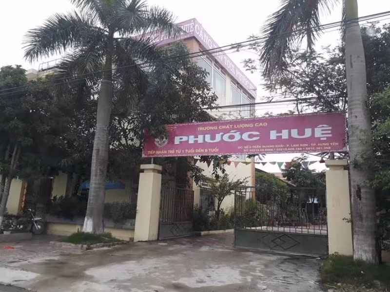 Trường mầm non tư thục Sao Sáng nay đã được đổi tên thành Trường chất lượng cao Phước Huệ, tiền thân khu đất này trước đây đã được Ủy ban nhân dân tỉnh Hưng Yên giao cho Ban quản lý dự án chuyên ngành xây dựng công nghiệp và dân dụng thuộc Sở Xây dựng Hưng Yên (ảnh LM)
