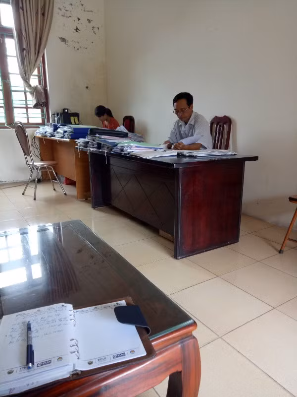 Ông Đoàn Hữu Liệp, cán bộ địa chính Ủy ban nhân dân xã Cộng Hòa trong buổi làm việc với phóng viên nói "dù biết hợp đồng khoán thầu đất nuôi trồng thủy sản ký trái quy định nên tôi đã khuyên ông Nguyễn Đức Diến (nguyên Chủ tịch xã Cộng Hòa) nhưng ông Diến không nghe" (ảnh Lê Minh) Ông Đoàn Hữu Liệp, cán bộ địa chính Ủy ban nhân dân xã Cộng Hòa trong buổi làm việc với phóng viên nói "dù biết hợp đồng khoán thầu đất nuôi trồng thủy sản ký trái quy định nên tôi đã khuyên ông Nguyễn Đức Diến (nguyên Chủ tịch xã Cộng Hòa) nhưng ông Diến không nghe" (ảnh Lê Minh)