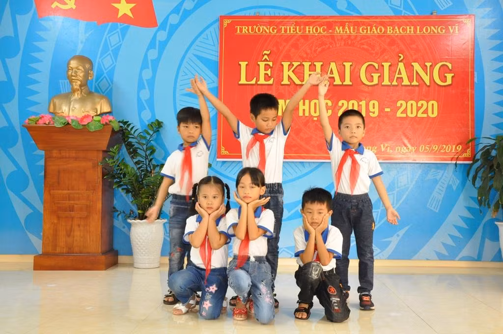Những đội viên khăn quàng đỏ giữa biển khơi