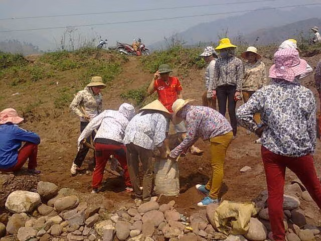 Tiếng hò, tiếng hát quên đi mệt nhọc của những ngày lao động xây trường cho em