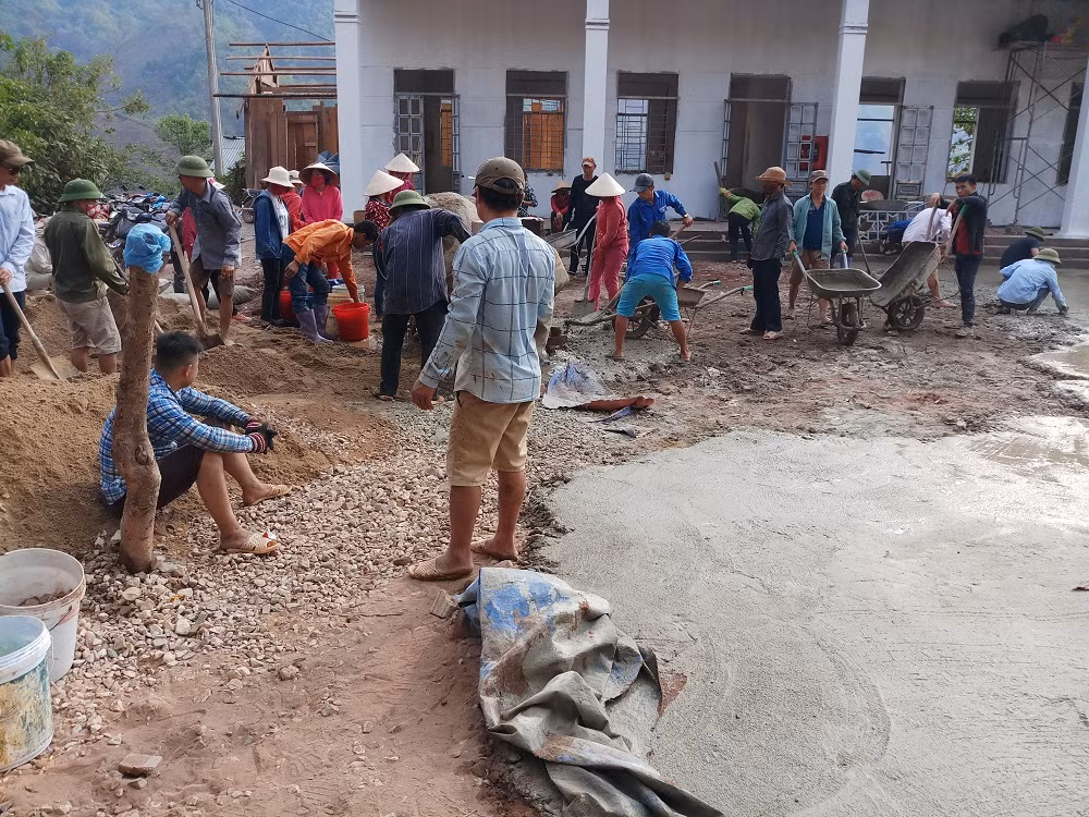 Trường học biến thành công trường, các cô giáo, thầy giáo không chỉ quen cầm phấn nữa mà là tay xe dùa, tay bay, tay thước