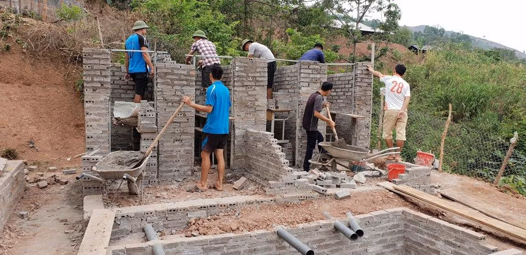 Xây dựng nhà vệ sinh cho các em.