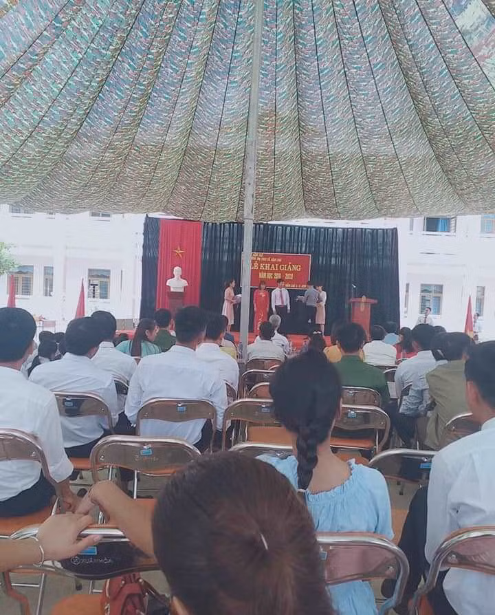 Ngày khai giảng năm nay là ngày khai giảng vui nhất của các thầy cô giáo ở Nậm Chà trong nhiều năm trở lại đây Ngày khai giảng năm nay là ngày khai giảng vui nhất của các thầy cô giáo ở Nậm Chà trong nhiều năm trở lại đây