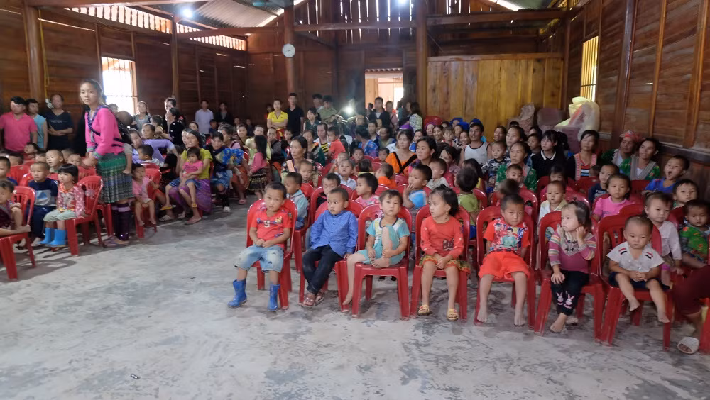Lũ trẻ hồi hộp được nhận quà trong ngày khánh thành điểm trường mơ ước.