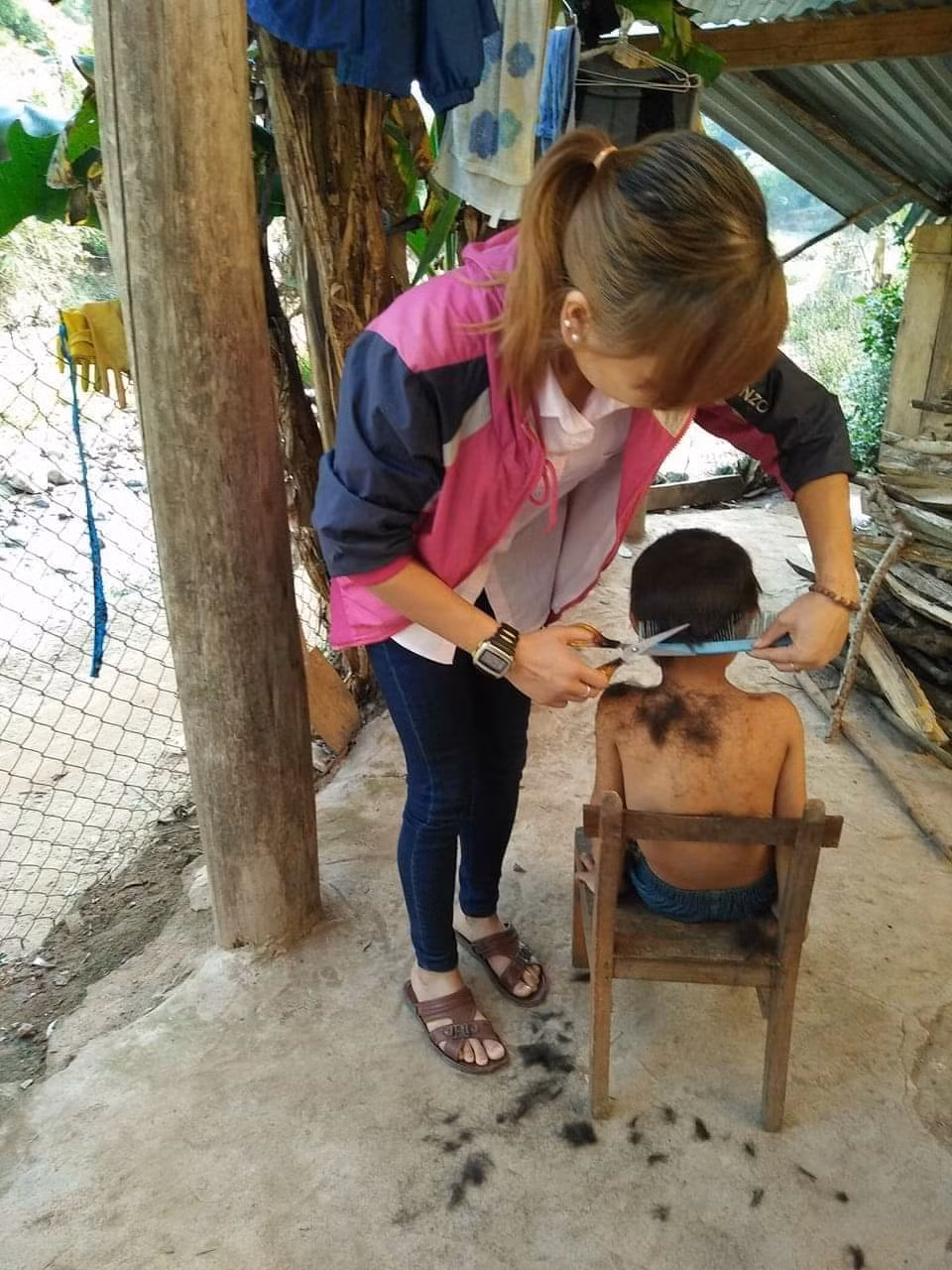 Cô giáo kiêm cả thợ cắt tóc.