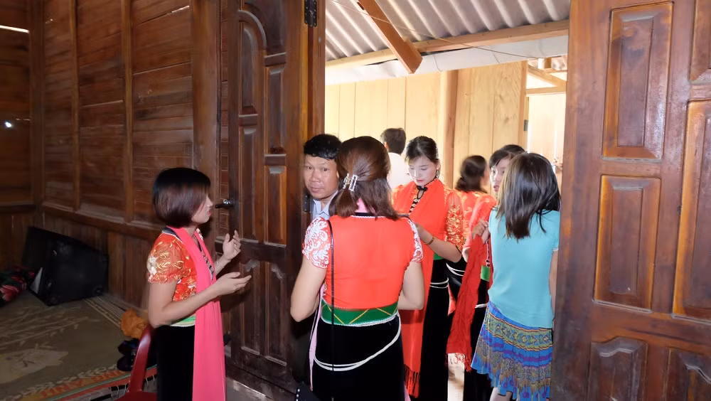 Các cô nàng thợ xây lại chuẩn bị áo váy, với những tiết mục hát ca