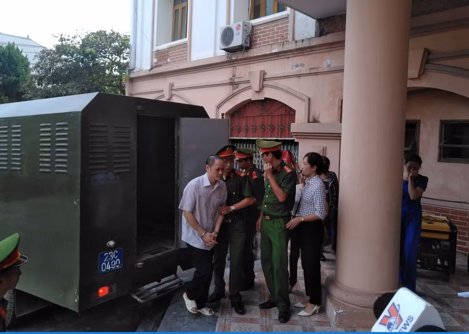 Bị cáo Vũ Trọng Lương bị dẫn giải đến phiên tòa. ảnh: Trần Phương. Bị cáo Vũ Trọng Lương bị dẫn giải đến phiên tòa. ảnh: Trần Phương.