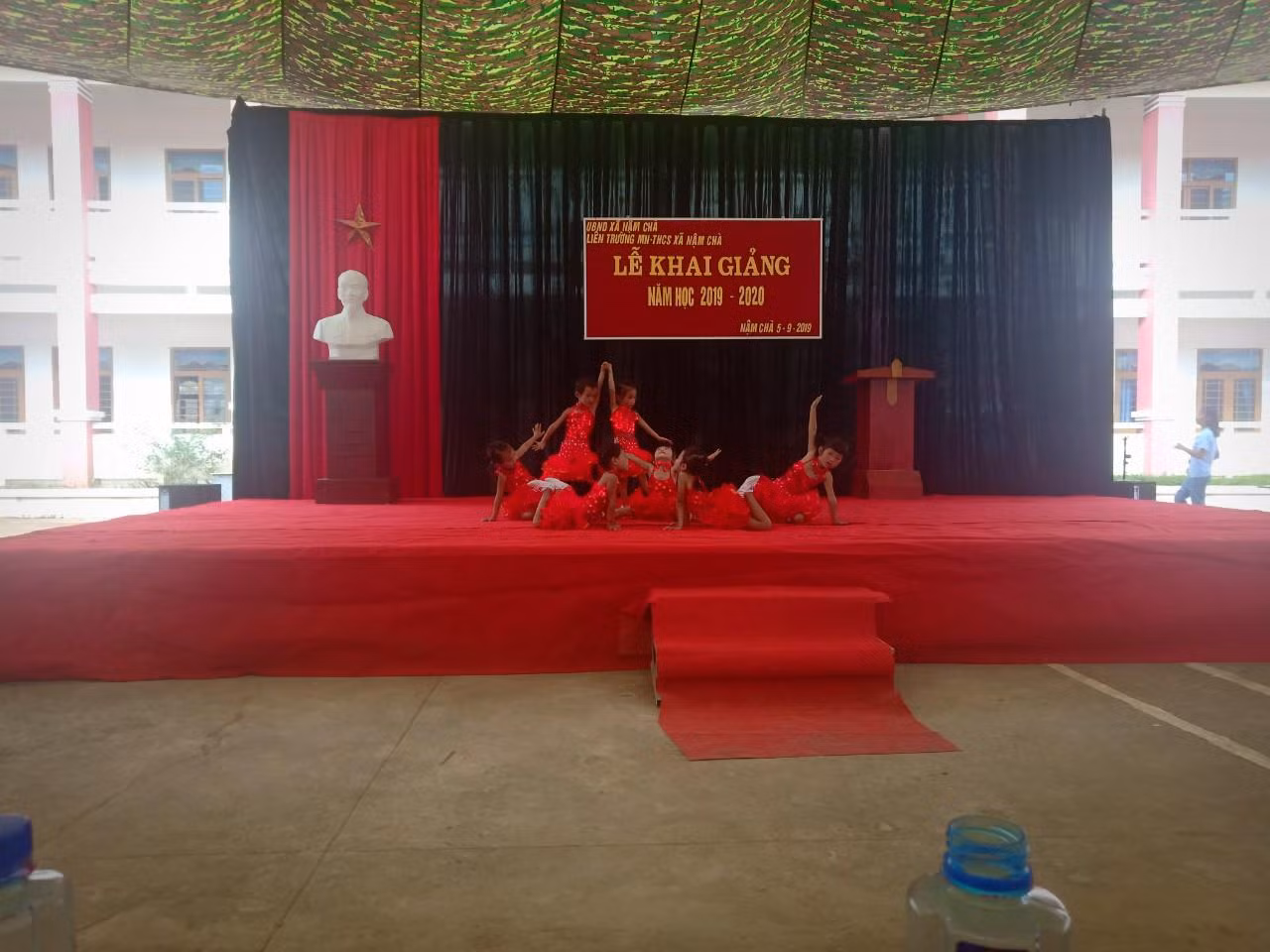 Năm học này ở Nậm Chà vui hơn vì có trường mới Năm học này ở Nậm Chà vui hơn vì có trường mới
