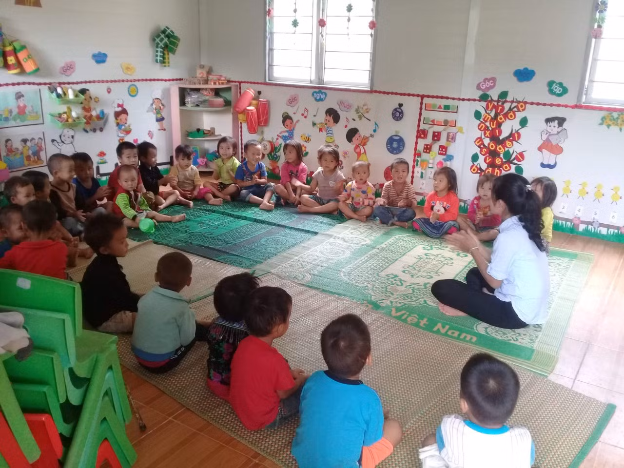 Hết thợ xây em lại làm....cô giáo.