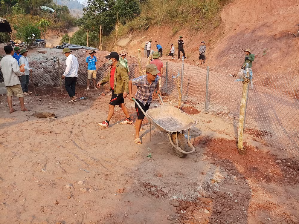 Thay vì chờ đợi, các thầy cô giáo đã trực tiếp bắt tay vào, chung sức cùng với nhân dân, các cấp, các ngành để kiến tạo, xây dựng cơ sở vật chất