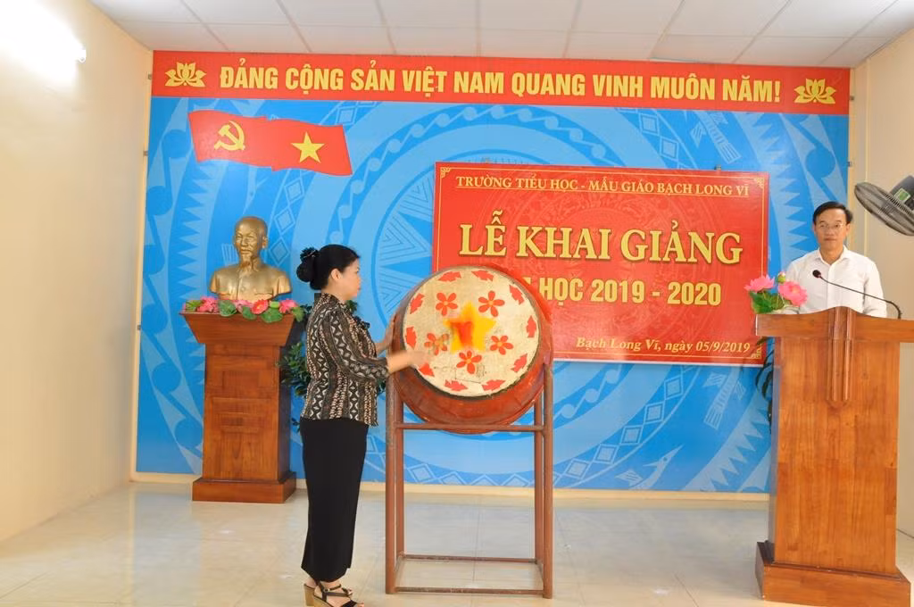 Bà Nguyễn Thị Bích - Phó Bí thư Huyện ủy, Chủ tịch Hội đồng nhân dân huyện Bạch Long Vĩ đánh trống khai trường.