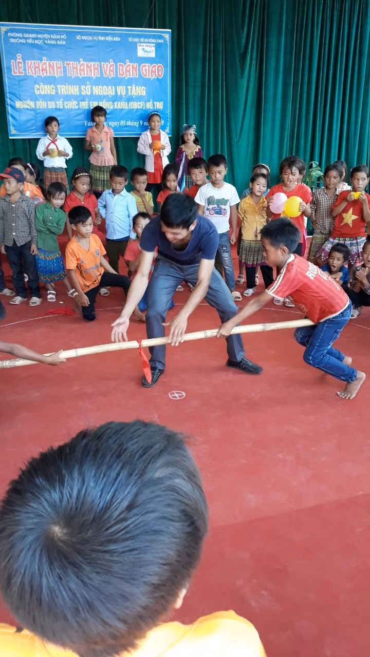 Niềm vui trong ngày khai giảng và bàn giao trường mới.