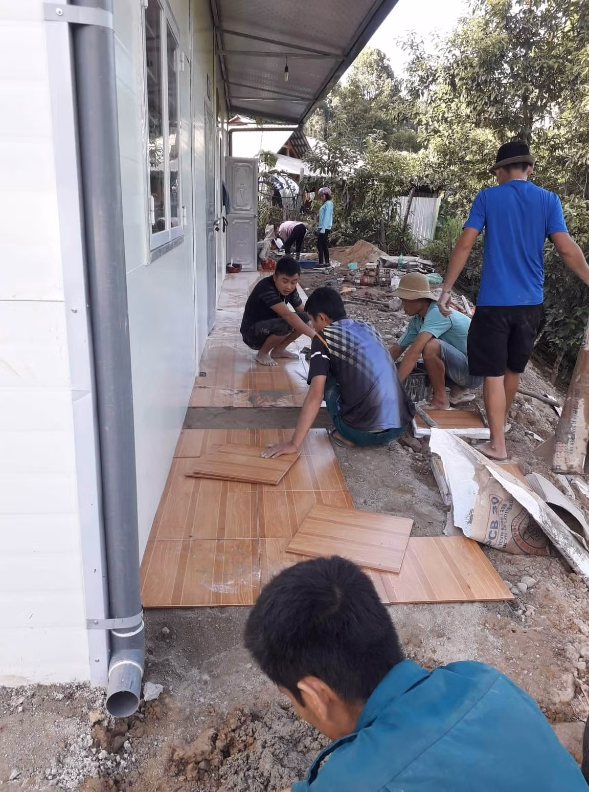 Phần dễ các cô làm, phần khó...nhờ thợ