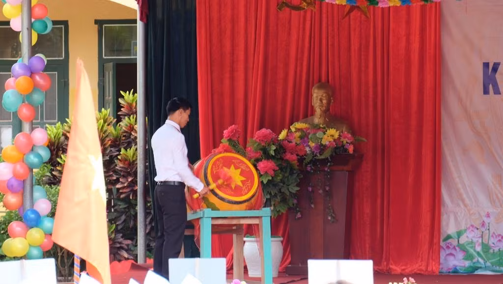 Thầy giáo Nguyễn Văn Quân - Hiệu trưởng nhà trường đánh trống chào mừng năm học mới.