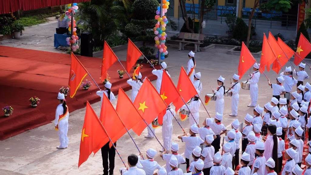 Lễ chào cờ đầu năm học được thực hiện nghiêm trang.
