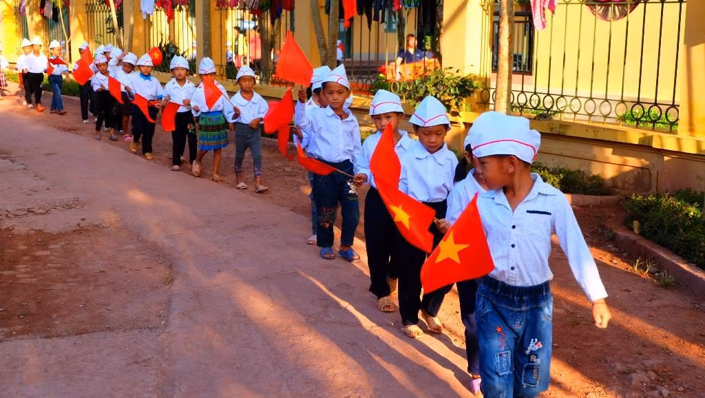 Nghiêm ngắn, chỉnh tề và không kém phần hồi hộp của các bé học sinh lớp 1.