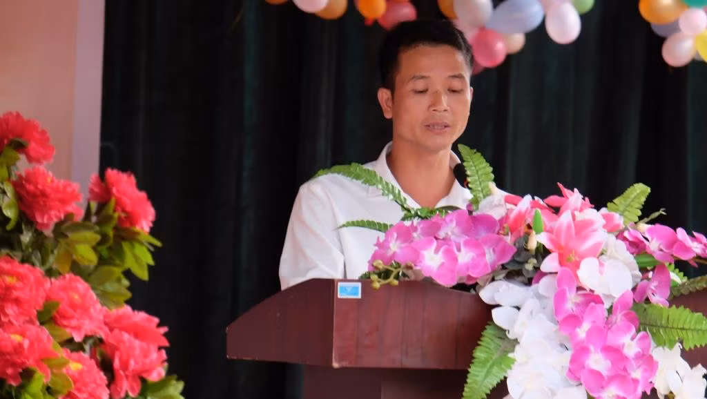 Trưởng phòng Giáo dục và Đào tạo huyện Nậm Pồ phát biểu chúc mừng thầy và trò nhà trường.