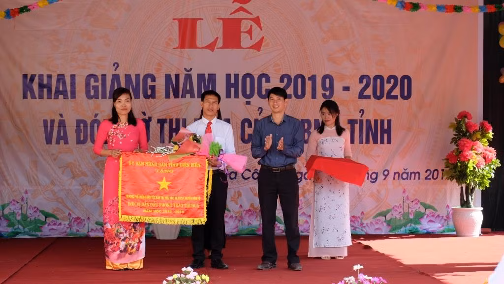 Trường Phổ thông dân tộc bán trú Tiểu học Na Cô Sa nhận cờ thi đua của Ủy ban nhân dân tỉnh Điện Biên nhân ngày khai giảng 5/9/2019. (Ảnh: LC)