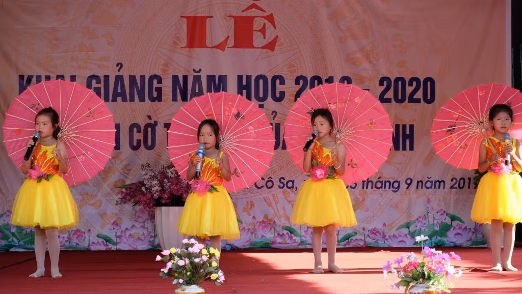 Các ca sĩ nhí có chút ngại ngùng khi đứng trên sân khấu.