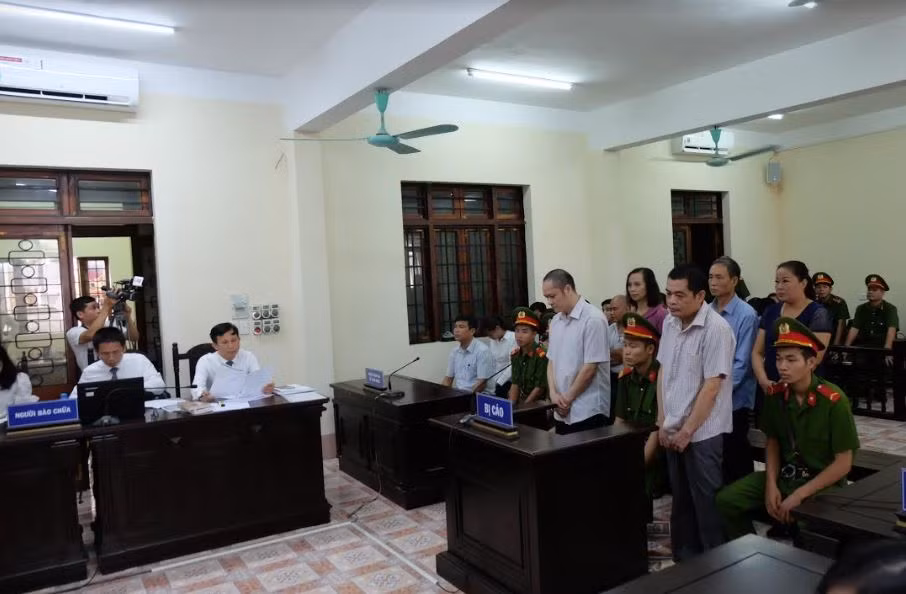 Các bị cáo hầu tòa trong vụ tiêu cực thi cử tại Hà Giang. ảnh: Trần Phương. Các bị cáo hầu tòa trong vụ tiêu cực thi cử tại Hà Giang. ảnh: Trần Phương.