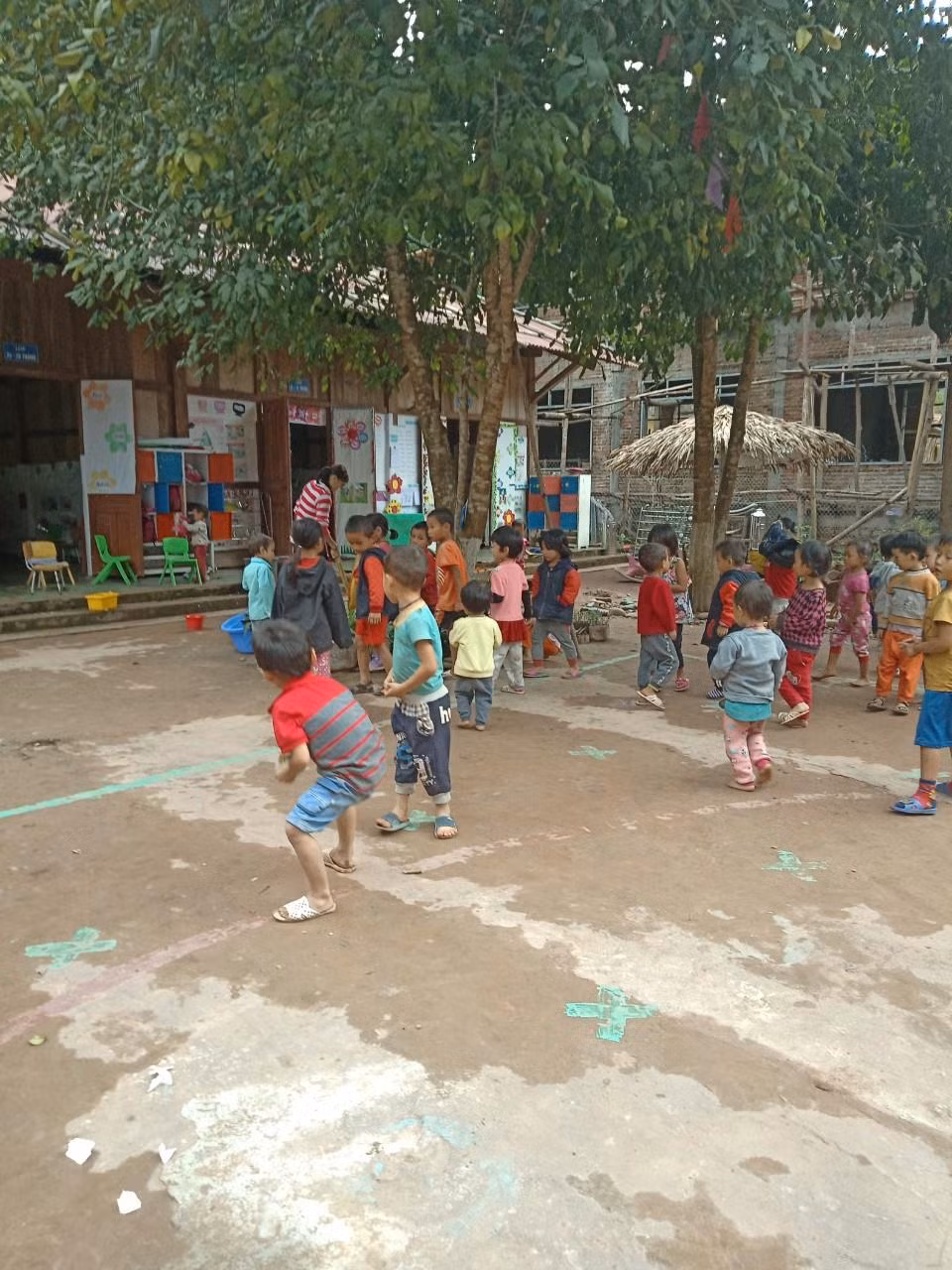 Trước kia, các con phải học trong những nhà ghép gỗ, lớp học chưa bao giờ được kín gió Trước kia, các con phải học trong những nhà ghép gỗ, lớp học chưa bao giờ được kín gió