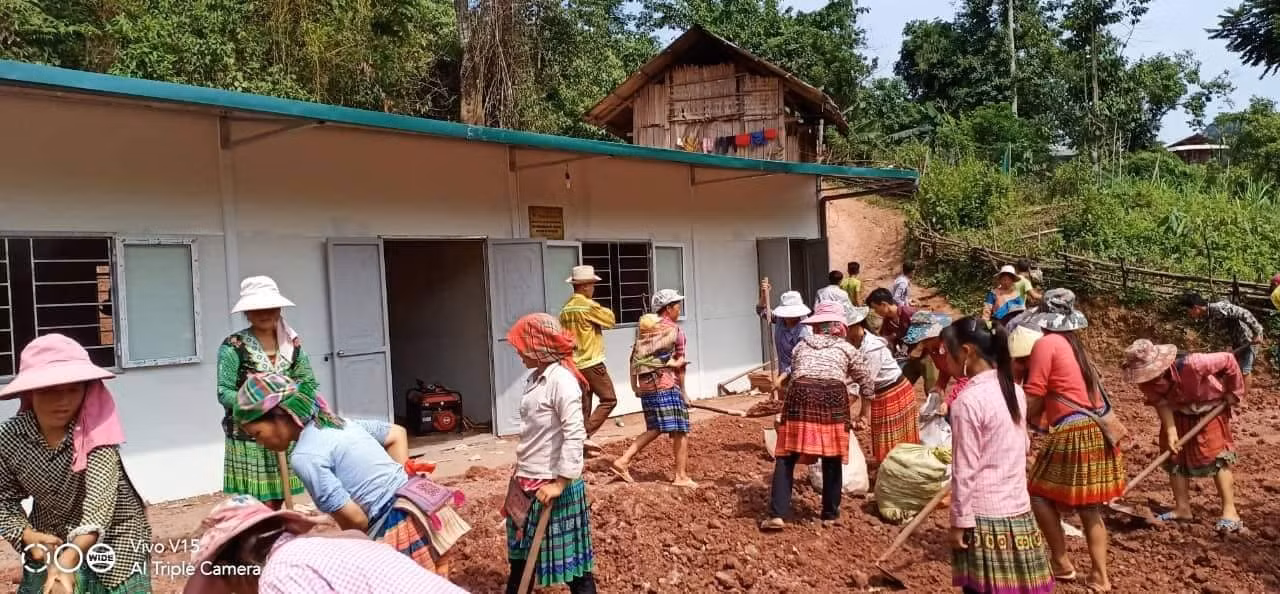 Cô giáo và nhân dân, chính quyền địa phương cùng chung tay vì các con