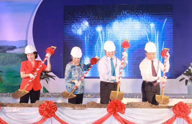 Lần lượt từ trái qua phải: Bà Mai Kiều Liên - Tổng Giám đốc Vinamilk; Bà Lê Thị Băng Tâm - Chủ tịch HĐQT Công ty Vinamilk; Ông Phan Xuân Dũng-UVTW Đảng, Ủy viên ủy ban thường vụ QH, Chủ nhiệm ủy ban KHCNMT của Quốc hội và ông Mai Văn Ninh - Ủy viên BCHTW Đảng, Phó trưởng ban Tuyên giáo Trung ương thực hiện nghi thức động thổ mở đầu việc xây dựng dự án.