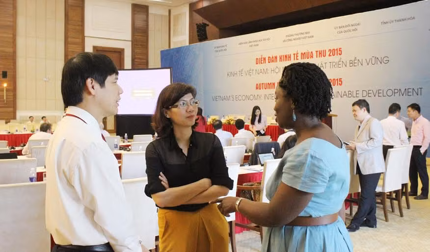 Ông Nguyễn Đình Xứng - Chủ tịch tỉnh Thanh Hóa trao đổi với bàn Victoria Kwakwa – Giám đốc Ngân hàng Thế giới (WB) tại Việt Nam nói về khả năng WB tài trợ phát triển cho Thanh Hóa.