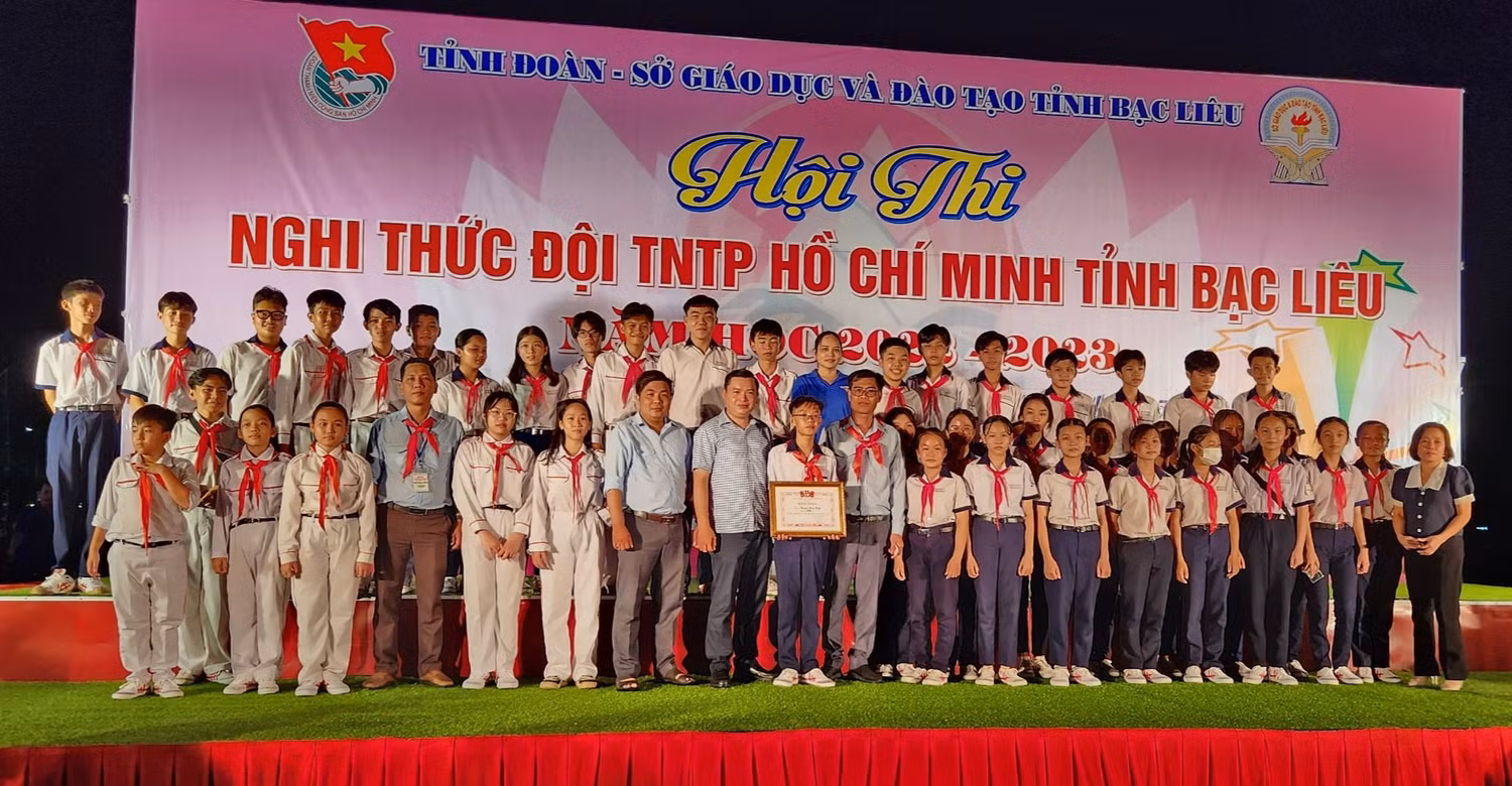 Thầy Tuyền cùng các các đội viên Trường Trung học cơ sở Hòa Bình nhận giải thưởng trong Hội thi Nghi thức Đội Thiếu niên tiền phong Hồ Chí Minh tỉnh Bạc Liêu năm học 2022-2023. Ảnh: Nhân vật cung cấp. Thầy Tuyền cùng các các đội viên Trường Trung học cơ sở Hòa Bình nhận giải thưởng trong Hội thi Nghi thức Đội Thiếu niên tiền phong Hồ Chí Minh tỉnh Bạc Liêu năm học 2022-2023. Ảnh: Nhân vật cung cấp.