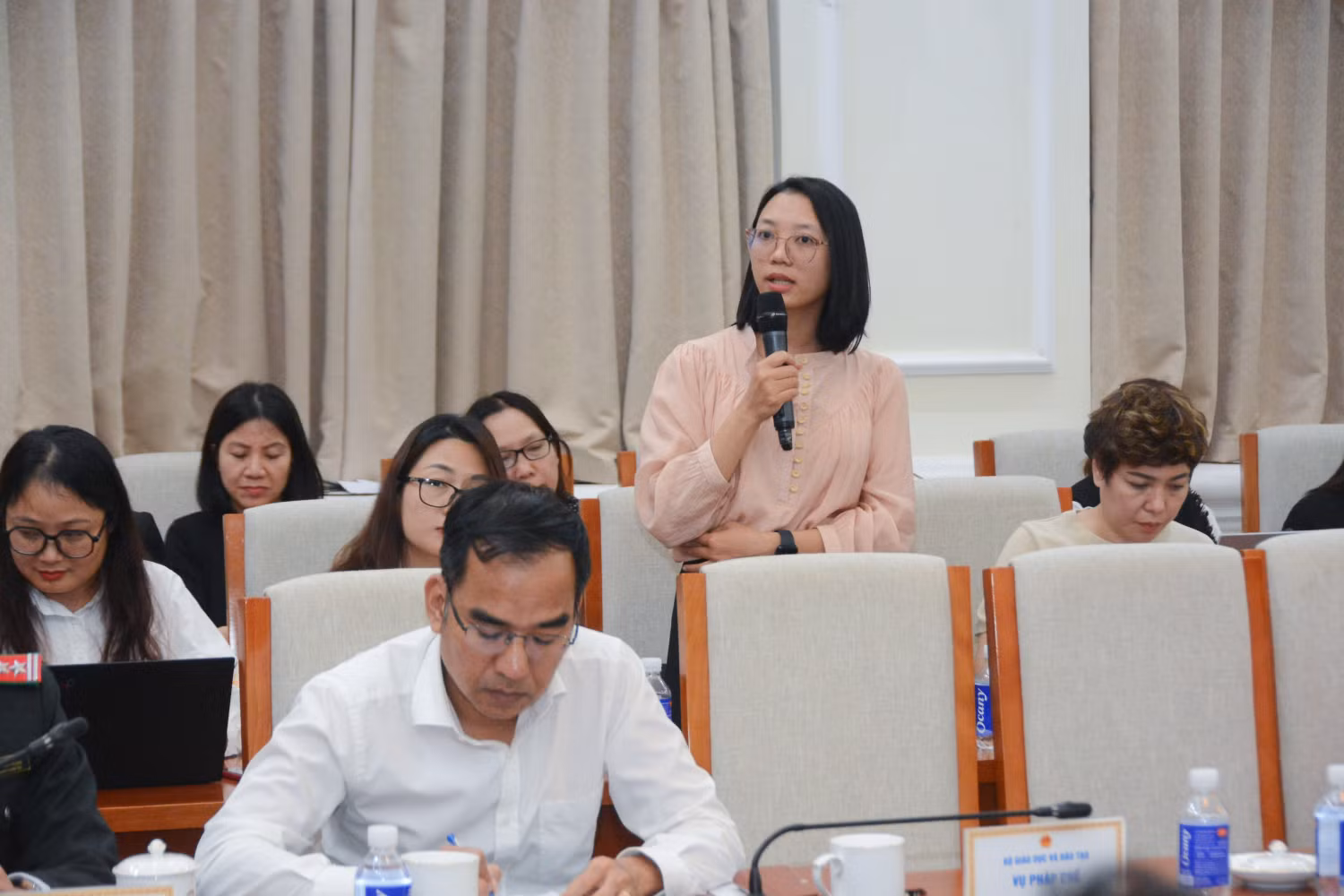 Đại diện cơ quan báo chí đặt câu hỏi trong Họp báo.