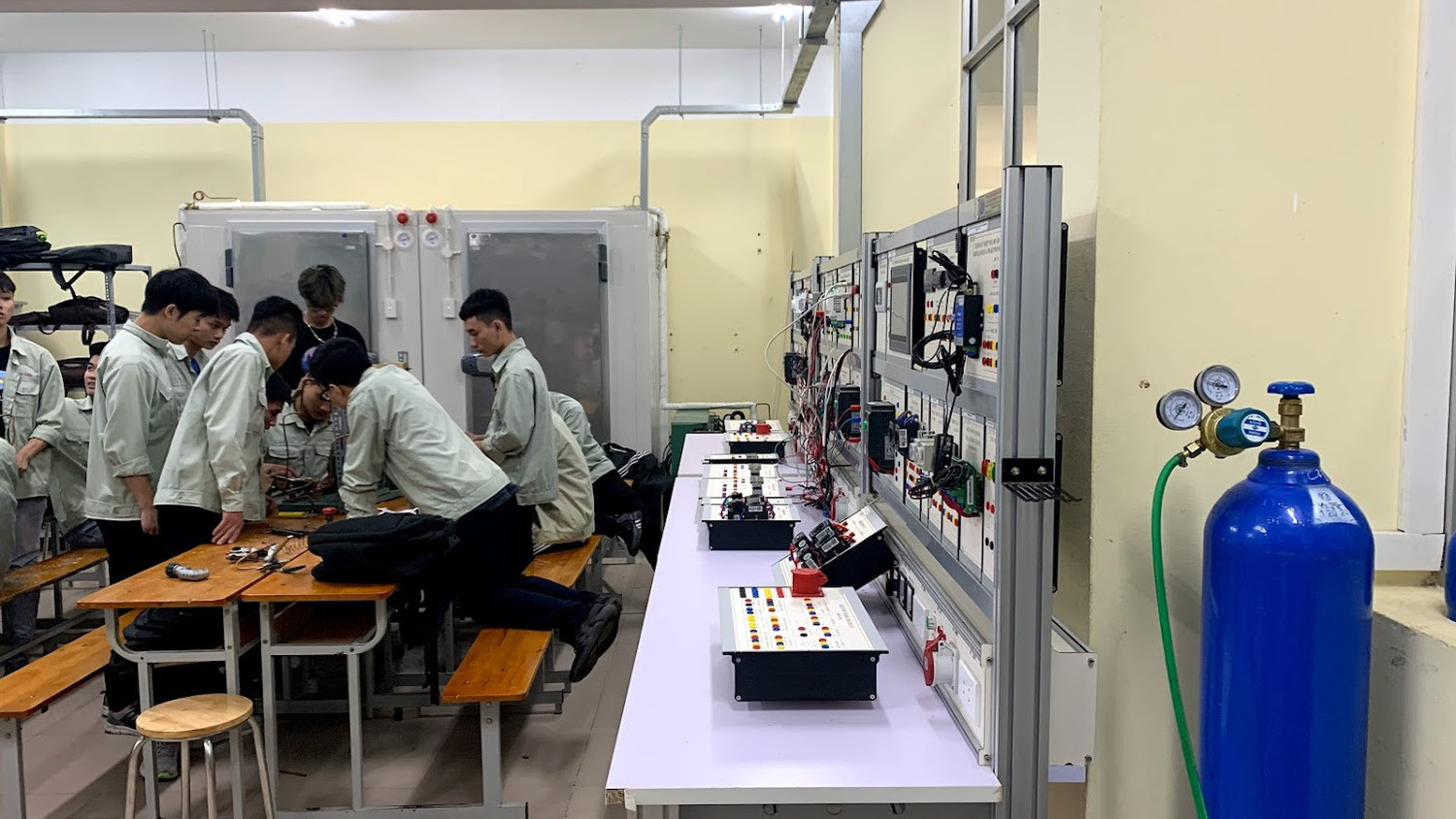 Sinh viên Trường Đại học Công nghiệp Hà Nội đang học nội dung tự động hoá hệ thống lạnh. Ảnh: thầy Chưởng cung cấp. Sinh viên Trường Đại học Công nghiệp Hà Nội đang học nội dung tự động hoá hệ thống lạnh. Ảnh: thầy Chưởng cung cấp.