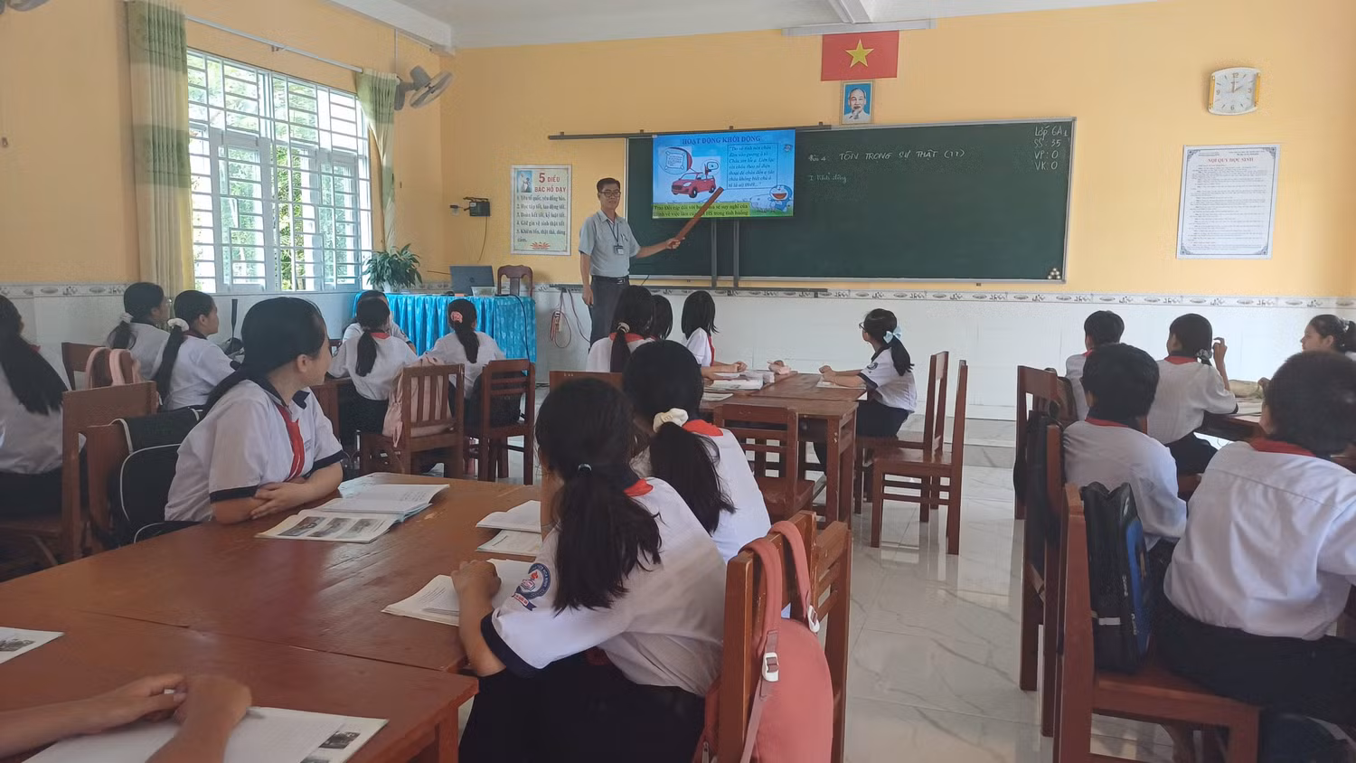 Thầy Tuyền trong tiết học được ứng dụng công nghệ thông tin vào giảng dạy. Ảnh: Nhân vật cung cấp. Thầy Tuyền trong tiết học được ứng dụng công nghệ thông tin vào giảng dạy. Ảnh: Nhân vật cung cấp.