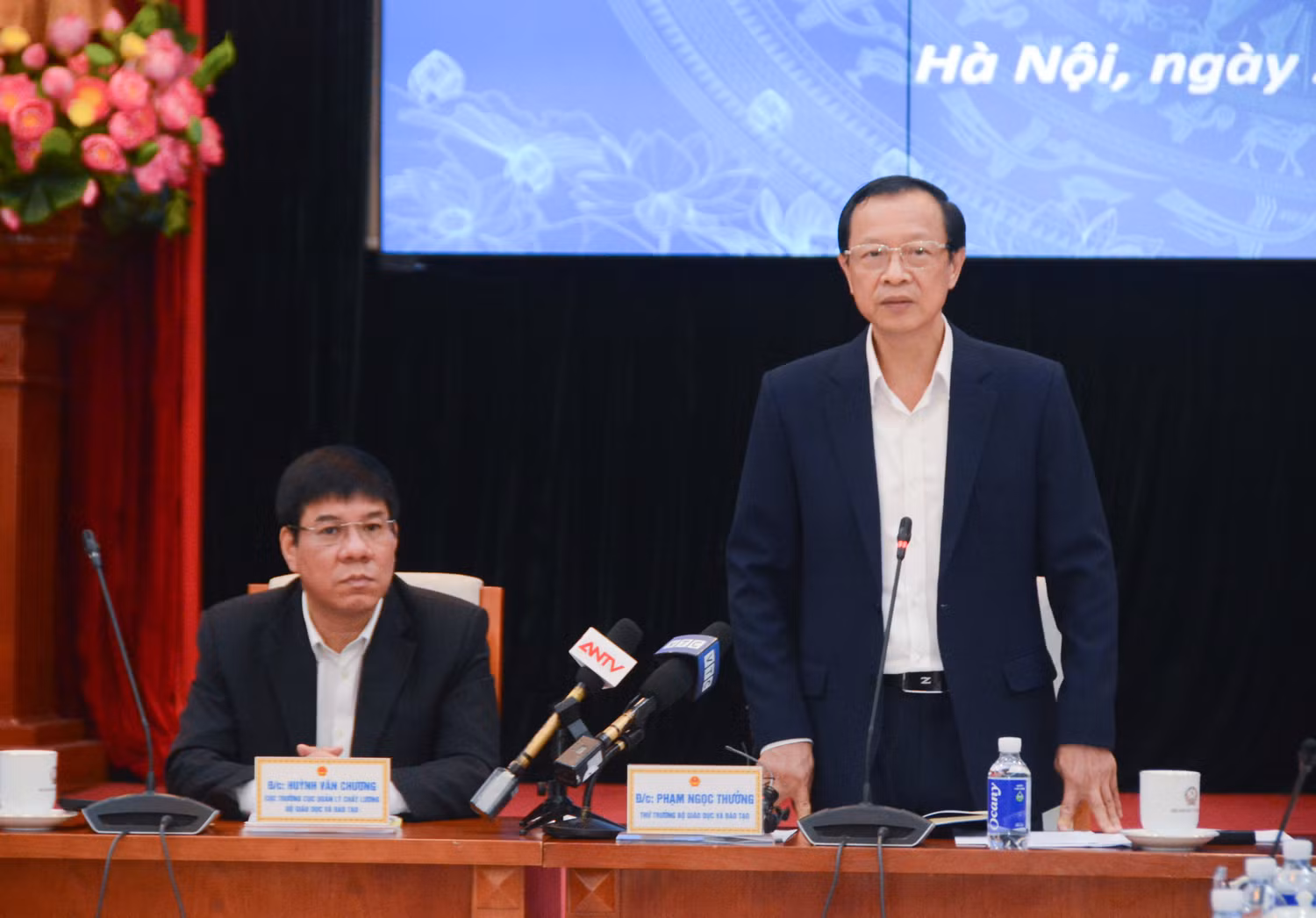 Thứ trưởng Bộ Giáo dục và Đào tạo Phạm Ngọc Thưởng phát biểu đề dẫn tại Họp báo.