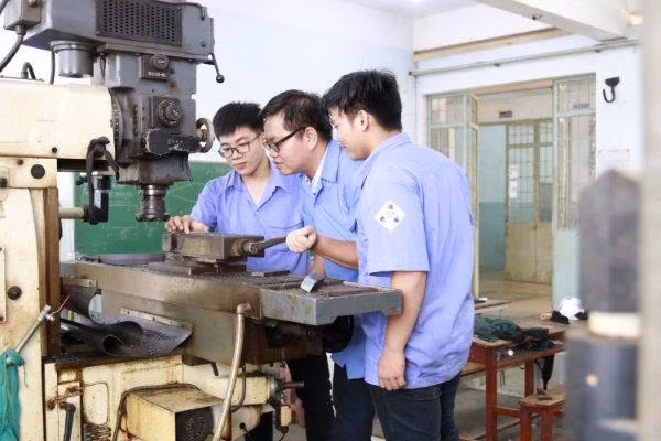 Học viên lớp trung cấp ngành cắt gọt kim loại, Trường cao đẳng Kỹ thuật Đồng Nai trong tiết thực hành gia công tiện. Ảnh: H.Đ
