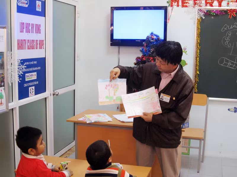 Xem tranh Tết của các "ông đồ nhí" Lớp học Hy vọng ảnh 1
