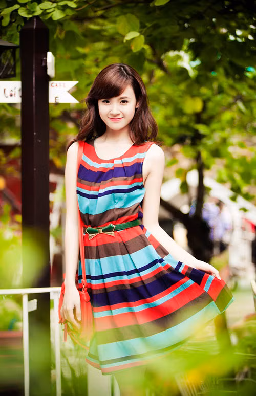 Cô cũng thẳng thắn bày tỏ quan điểm trước câu hỏi rất nhiều người trong giới showbiz ủng hộ cách chia sẻ thẳng thật của Ngọc Trinh như Khắc Tiệp, Trang Trần, Stylist Đỗ Long... còn chị, quan điểm của chị thế nào khi đọc những lời bộc bạch đó? - "Hãy đọc kỹ nhưng dòng Midu viết, với một cô gái đẹp, mình nghĩ chuyện ấy quá bình thường trong xã hội ngày nay. Điều mà ai trong chúng ta cũng phải công nhận. Nhưng điều ấy sẽ trở nên nguy hiểm và bất thường khi người ta bắt đầu cảm thấy tự hào về chuyện đó, mà vô tình đánh mất đi lòng tự trọng. Midu thấy thông cảm nhiều hơn là gay gắt hay phê phán, mình chỉ chia sẻ quan điểm, một chút đau lòng của mình khi nhìn thấy rõ ràng giờ đây đã có nhiều cô gái trẻ họ tin rằng như vậy là con đường đúng đắn nhất và nhanh nhất để đến với sự giàu sang, xa hoa mà không cần phải vất vả lao động."