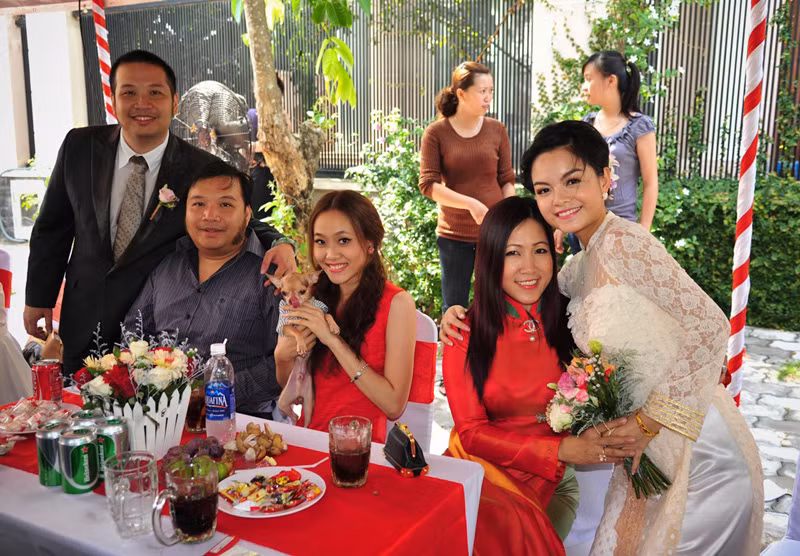 Nhạc sĩ Nguyễn Hà và chuyên gia trang điểm Hạ My chia vui cùng cô dâu chú rể. Nhạc sĩ Nguyễn Hà và chuyên gia trang điểm Hạ My chia vui cùng cô dâu chú rể.