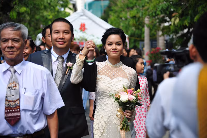 Cái nắm tay vô cùng đặc biệt của cặp vợ chồng trẻ. Cái nắm tay vô cùng đặc biệt của cặp vợ chồng trẻ.