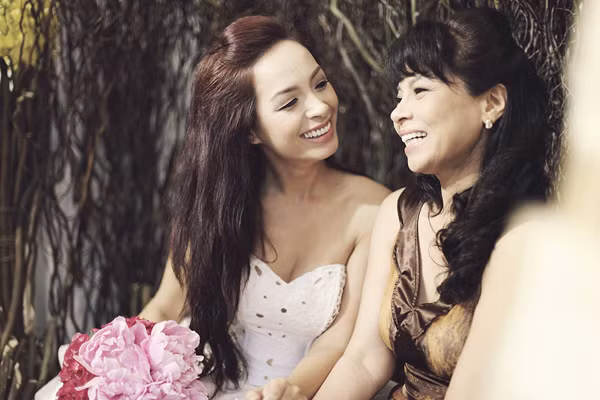 Bà Thu Lan, mẹ của Thúy Hạnh vốn là phụ nữ gốc Hà thành. Dù đã gần 60 tuổi nhưng bà vẫn rất duyên dáng, thanh lịch. Nữ giám khảo Vietnam's Got Talent rất tự hào khi cô và chị gái song sinh - cựu người mẫu Thúy Hằng, may mắn được thừa hưởng nét đẹp từ mẹ. Bà Thu Lan, mẹ của Thúy Hạnh vốn là phụ nữ gốc Hà thành. Dù đã gần 60 tuổi nhưng bà vẫn rất duyên dáng, thanh lịch. Nữ giám khảo Vietnam's Got Talent rất tự hào khi cô và chị gái song sinh - cựu người mẫu Thúy Hằng, may mắn được thừa hưởng nét đẹp từ mẹ.