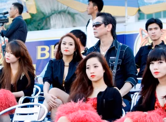 Hoàng Thùy Linh bất ngờ xuất hiện trên khán đài với trang phục kín đáo, khiến mọi người không khỏi bất ngờ