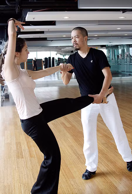 Bản thân Đức Hùng chưa bao giờ khiêu vũ, tuổi đã tứ tuần. Việc phải biểu diễn trước hàng trăm con mắt khán giả là khó khăn lớn nhất của anh.
