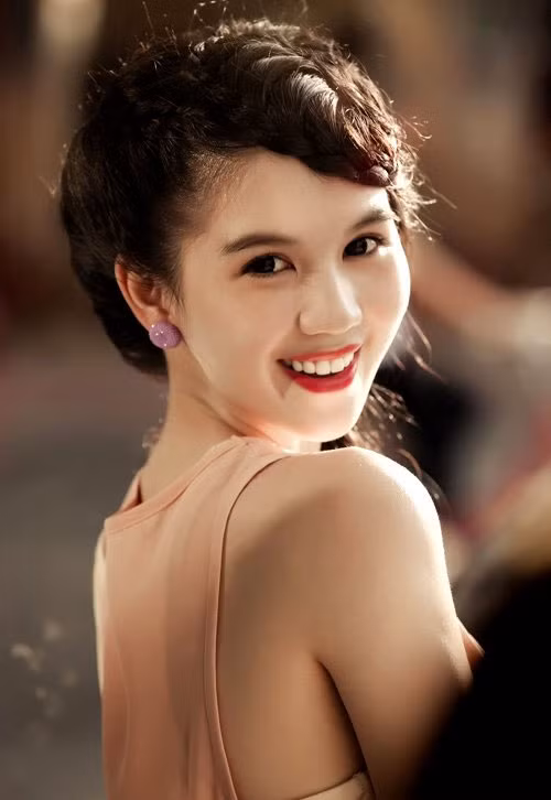 - Tôi chia tay những người yêu trước không phải vì tiền mà vì họ còn trẻ quá, nên chưa biết nghĩ xa. Họ thương tôi, lo cho tôi, nhưng không lo cho gia đình tôi, tôi cũng không chịu. - Tôi chia tay những người yêu trước không phải vì tiền mà vì họ còn trẻ quá, nên chưa biết nghĩ xa. Họ thương tôi, lo cho tôi, nhưng không lo cho gia đình tôi, tôi cũng không chịu.